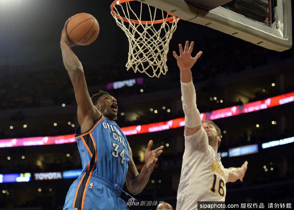 四川男篮官方发布的海报中，塔比特目光如炬，凝视远方，旁边的文字宣告着这位前NBA榜眼秀正式加盟，象征着球队在新赛季内线攻防两端的雄心与决心。