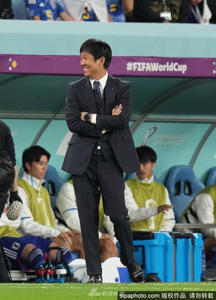 森保一全神贯注站在场边指挥，手势果断，眼神锐利，仿佛正在洞悉比赛每一秒的细微变化