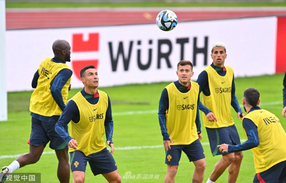 克里斯蒂亚诺·罗纳尔多在冰岛清爽的空气中专注地进行带球训练，眼神坚定如初