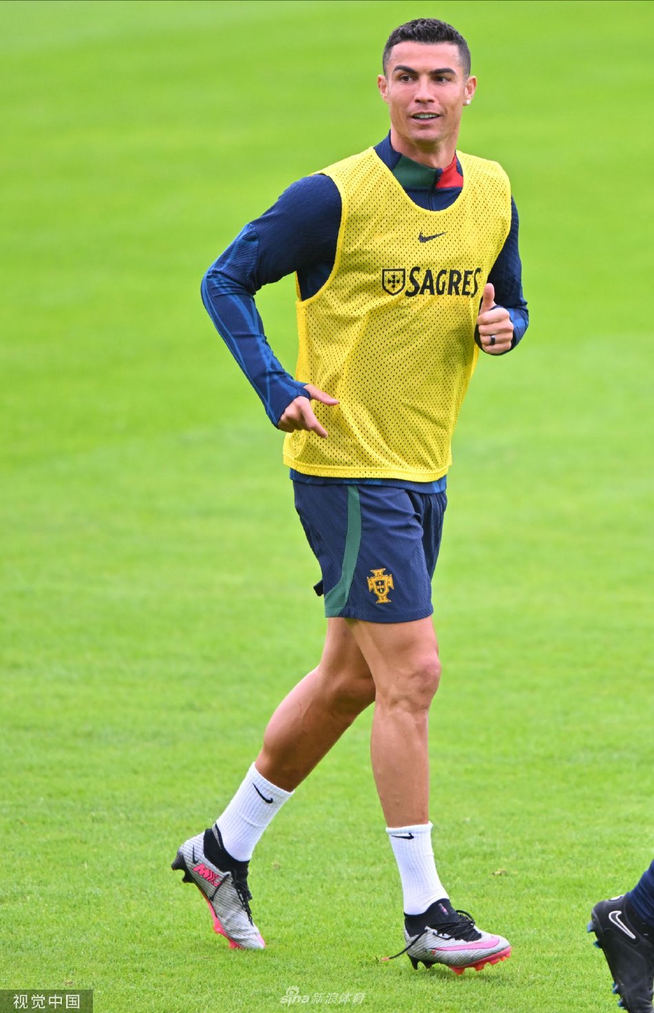 中场核心布鲁诺·费尔南德斯在训练中主罚定位球，全神贯注寻找队友的跑动线路