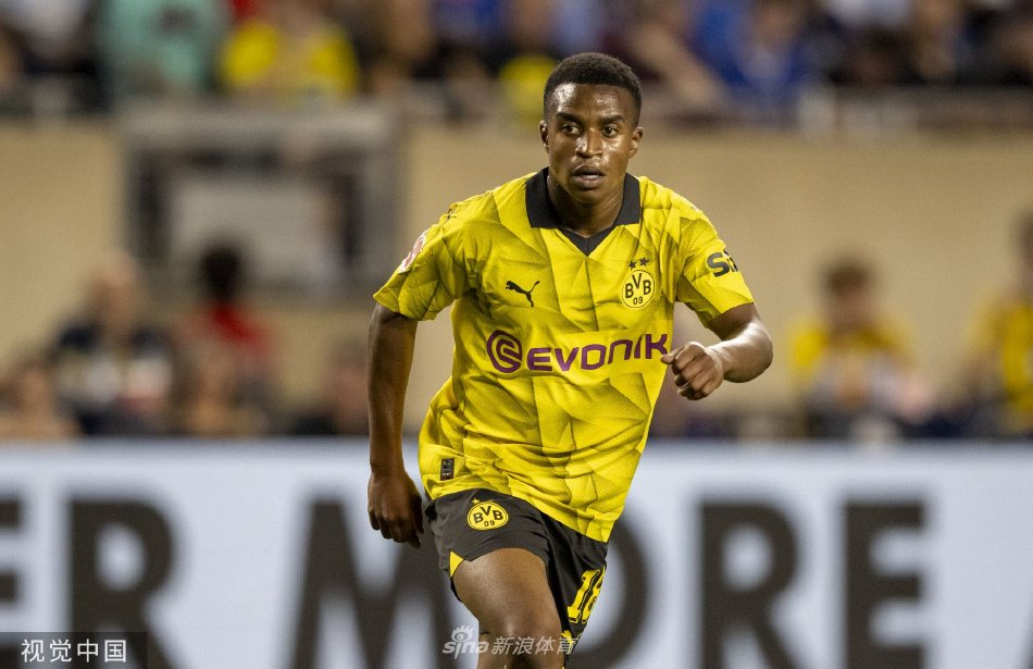 多特蒙德门将飞身扑救瞬间，身体完全舒展如展翅雄鹰，将必进球挡出门线之外