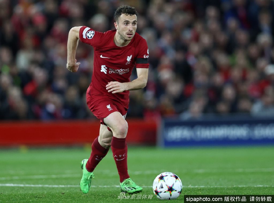 若塔在安菲尔德球场驰骋的英姿，身穿利物浦红色战袍带球突破，展现了其受伤前的巅峰状态与速度。