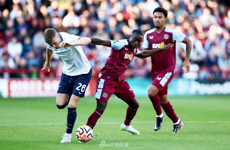 比赛结束后，维拉球员们手搭着肩围成一圈向主场球迷致谢，拉齐奥球员则默默走向球员通道，一胜一负的对比在画面中格外鲜明。