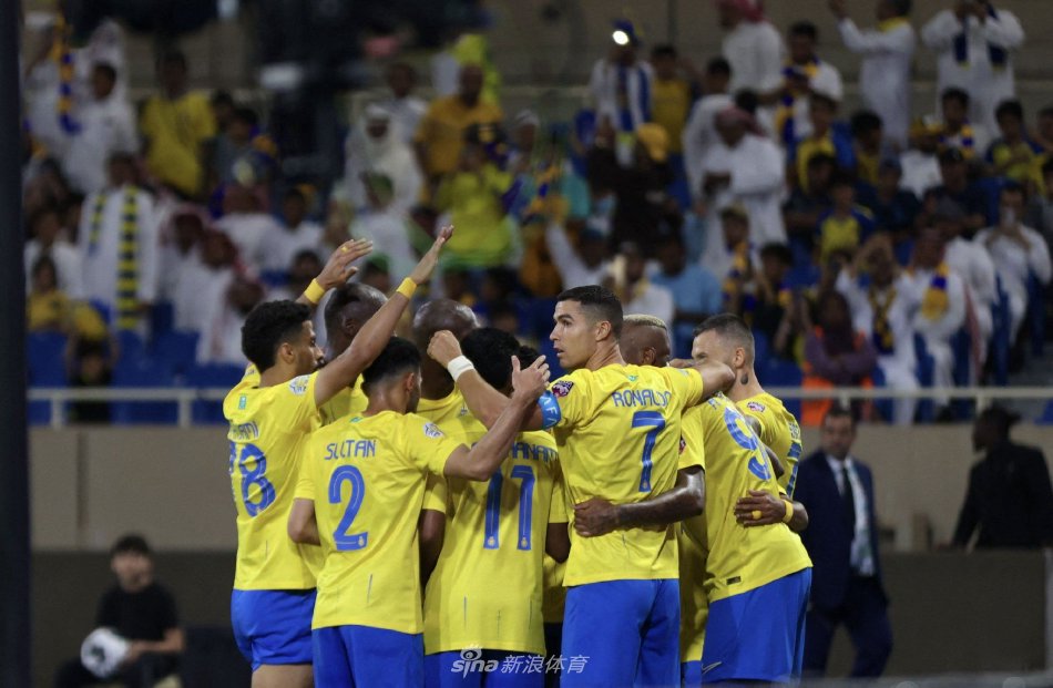 C罗在禁区内高高跃起，力压防守球员，以一记势大力沉的头球攻破对方球门，展现了无与伦比的制空能力