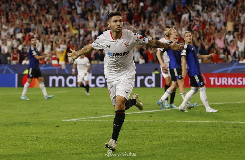 蒙铁尔在训练中专注控球，技术动作干净利落，展现了世界杯冠军球员的扎实功底。