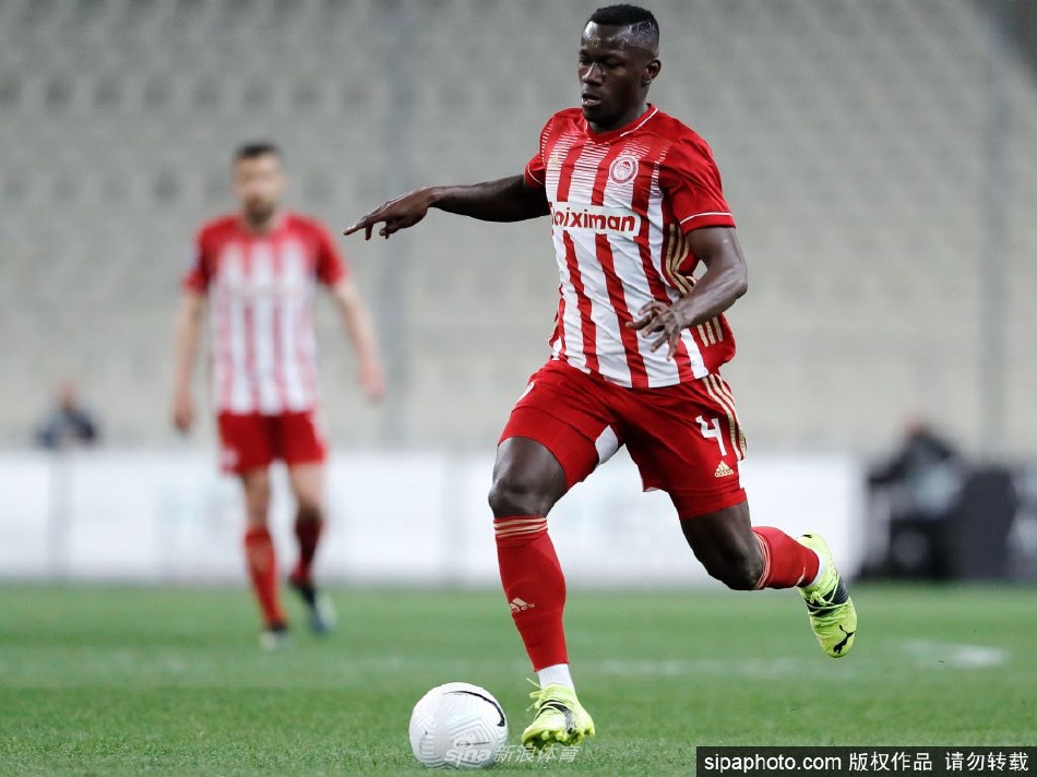 卡马拉手持罗马20号球衣，面带自信笑容，眼中充满对新挑战的期待。