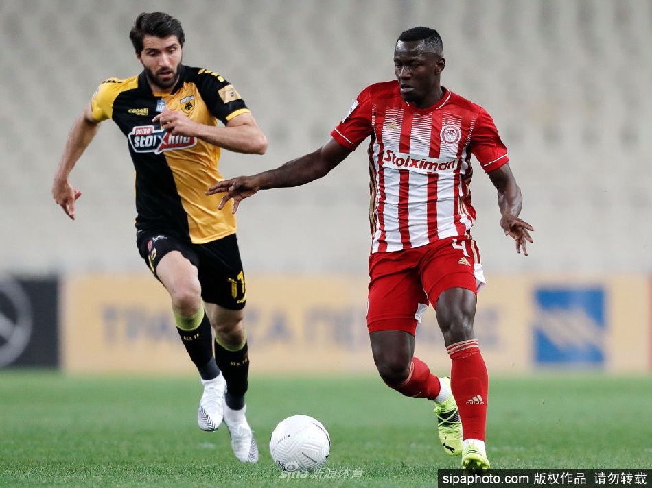 卡马拉在训练场上首次穿着罗马训练服，专注地进行有球练习，开启与新队友的合练。