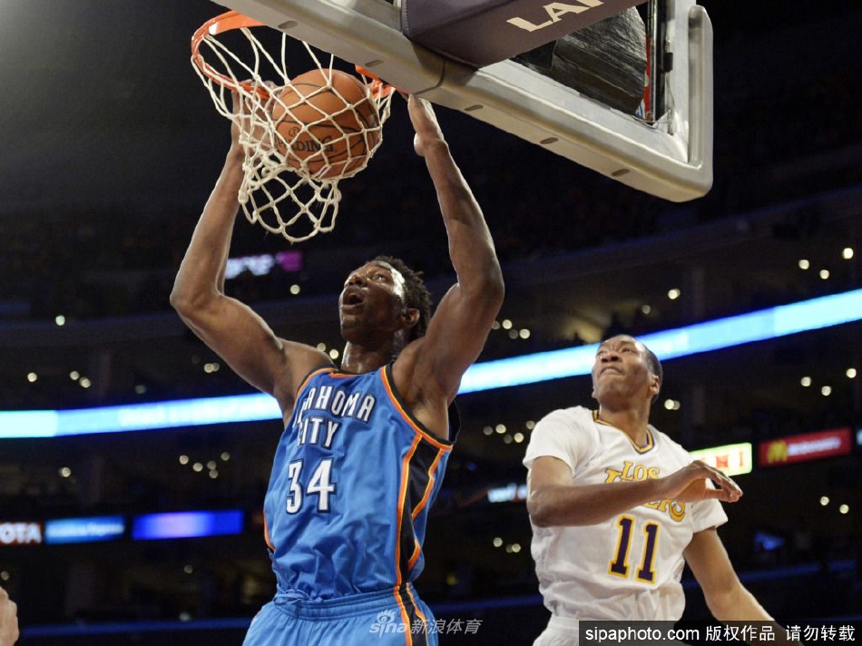 训练场上，塔比特正进行着赛前热身，他修长的双臂在拉伸时展现出惊人的翼展，专注的神情仿佛在告诉所有人，他已经准备好将天赋带到CBA的赛场。