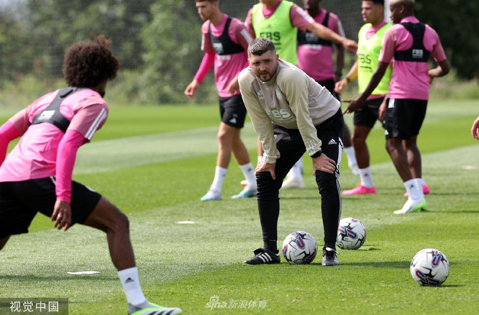 球员进行高强度折返跑训练，肌肉紧绷，神情坚毅，尽显职业态度