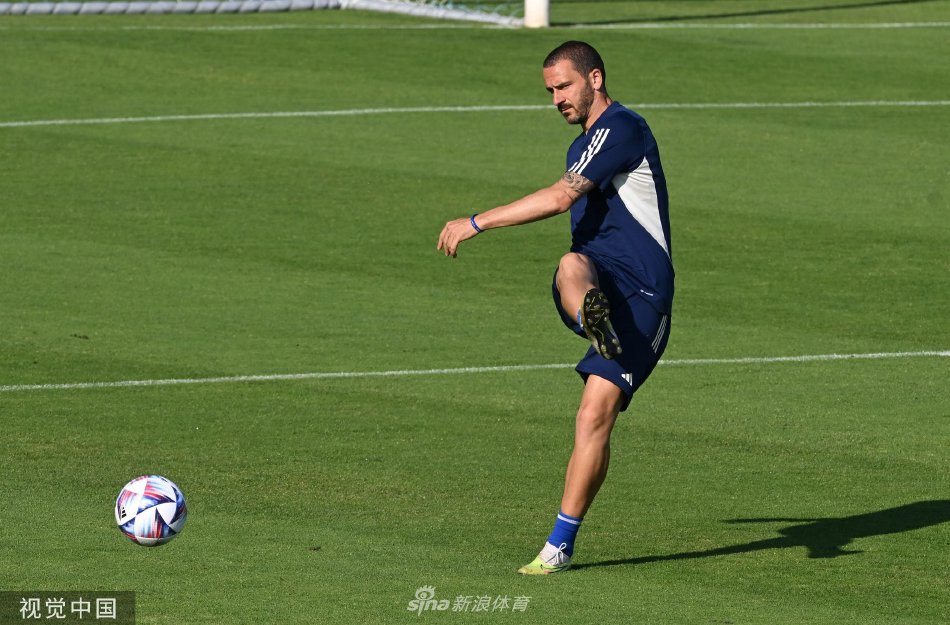 前锋拉斯帕多里在训练中高速带球突破，眼神坚定地望向球门方向，展现出一名射手的锐利与果决。