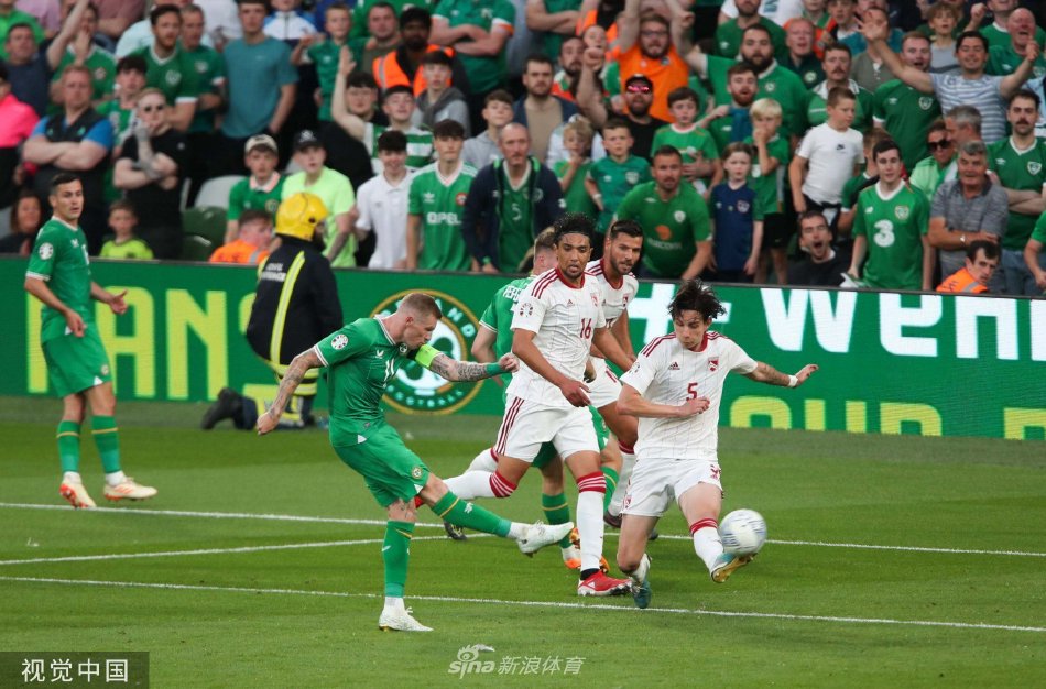 爱尔兰队长詹姆斯·麦克莱恩高举双臂向主场球迷致意，庆祝自己国家队百场里程碑暨球队胜利。