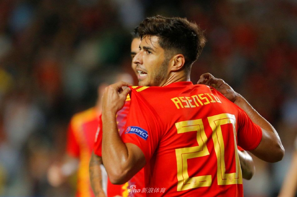 阿森西奥与巴黎圣日耳曼足球总监坎波斯并肩站立，共同展示印有他名字的11号球衣