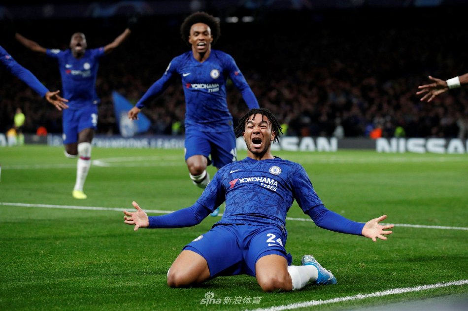 切尔西全队集结，新任队长里斯-詹姆斯佩戴袖标站在核心位置，与队友共同为即将到来的新赛季鼓气