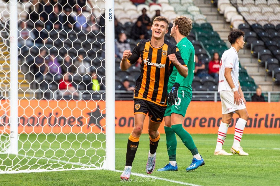 巴恩斯利门将飞身侧扑，单掌将赫尔城一记势在必得的劲射拒之门外，动作舒展如鹰