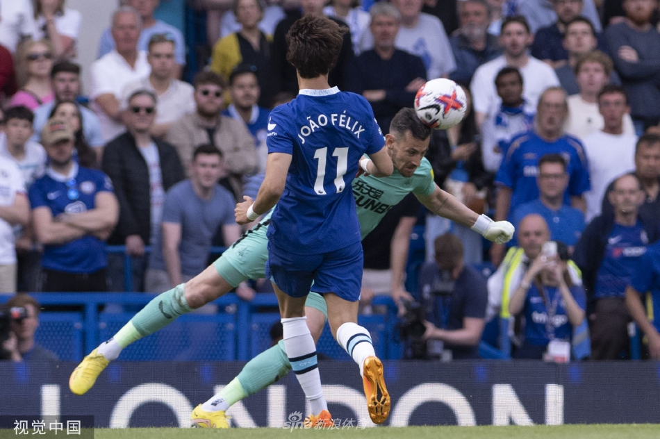 斯特林带球疾驰突破纽卡斯尔联队防线，对方后卫奋力回追，场面紧张激烈。