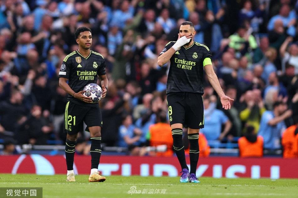 皇马球员克罗斯远射击中横梁后抱头叹息，与背景中庆祝的曼城球迷形成鲜明对比