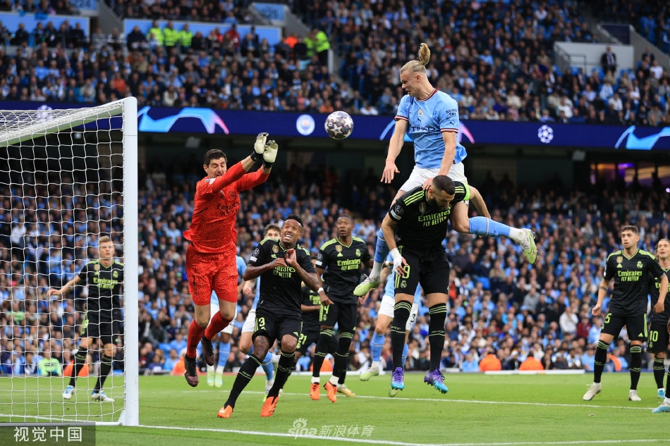 贝尔纳多·席尔瓦打进首球后张开双臂奔跑庆祝，身后是沮丧的皇马后卫