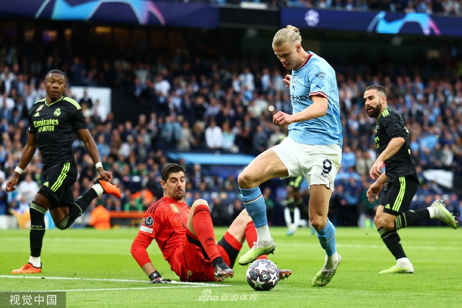 曼城球员伯纳多·席尔瓦起脚劲射破门瞬间，皮球直窜网窝