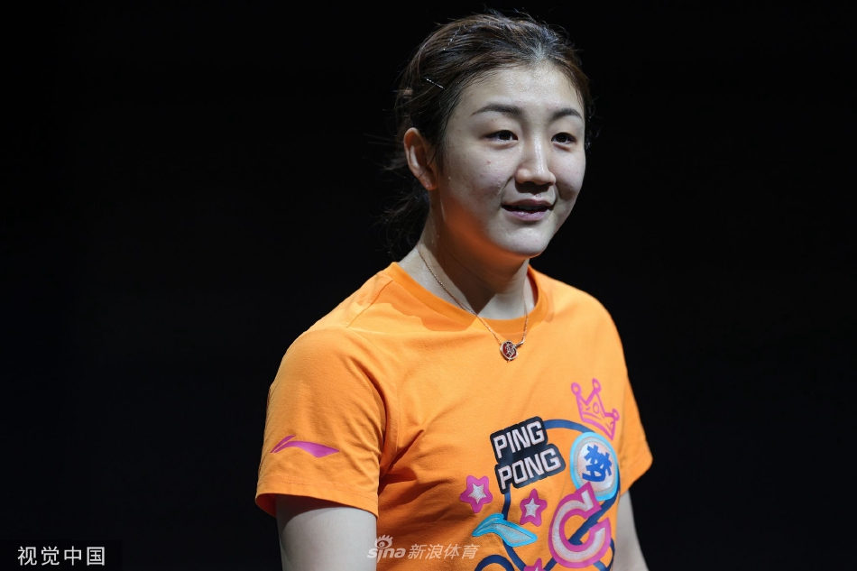 国乒总教练李隼在场边指导队员训练,他神情严肃,把控着全队赛前调整的节奏,为即将到来的激战争分夺秒。