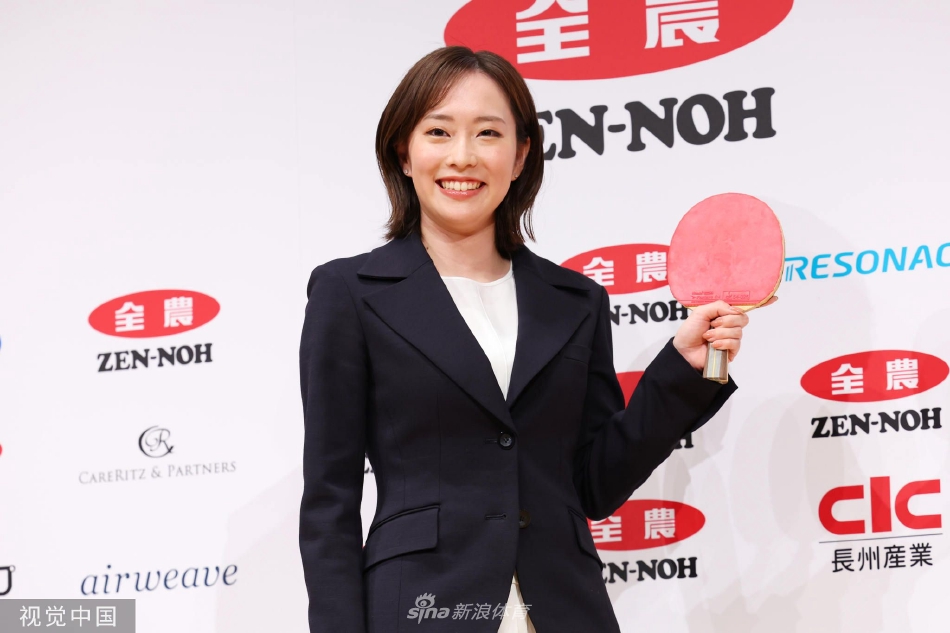 拿起话筒准备回答问题的瞬间，石川佳纯的表情认真而笃定，白色的西装映衬着她纯净的气质，这一刻她不是运动员，而是自己人生故事的主讲人