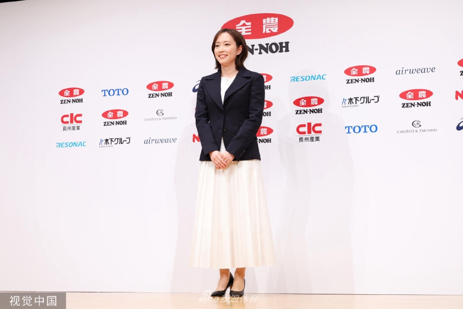 发布会的最后，石川佳纯向全场深深鞠躬致意，阳光透过窗户洒在她身上，这一刻没有离别的悲伤，只有对未来的无限憧憬与对过去的深深感恩