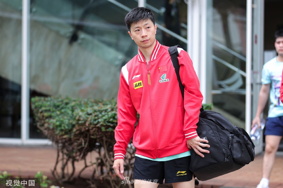 女队主教练马琳亲自上阵,为王艺迪进行多球训练,专注的神情和飞舞的乒乓球定格了赛前备战的紧张瞬间。