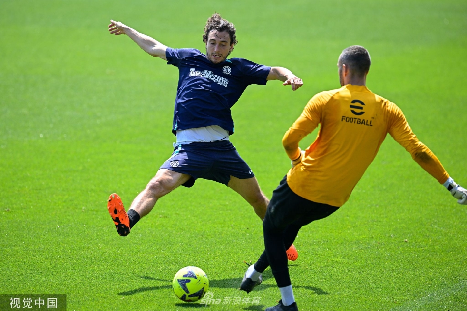 训练间隙，国米将士们进行趣味团队游戏，全队欢声笑语，气氛融洽