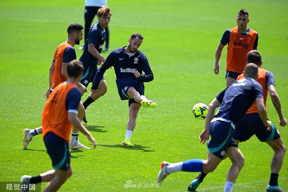 日落时分，国米全队在科莫训练场合影，身影被拉长，展现团结一心迎接决赛的决心