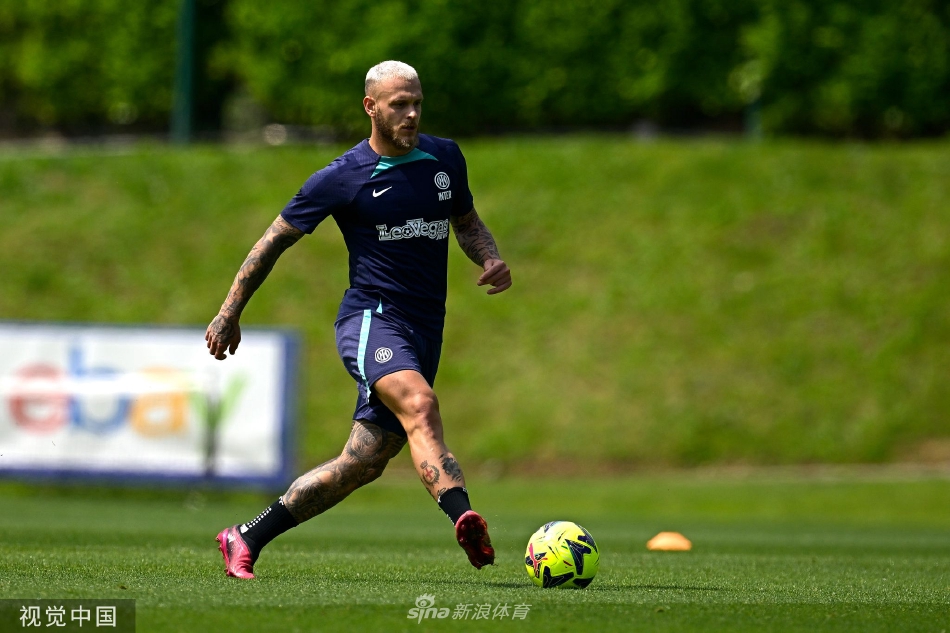 阿根廷前锋劳塔罗·马丁内斯在训练中专注地进行射门练习，起脚瞬间皮球如出膛炮弹