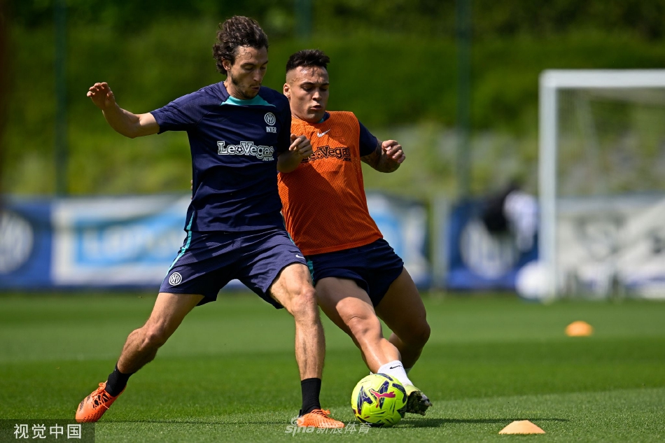 中场核心恰尔汗奥卢与队友进行一脚出球快速传递练习，展现球队流畅的中场配合体系