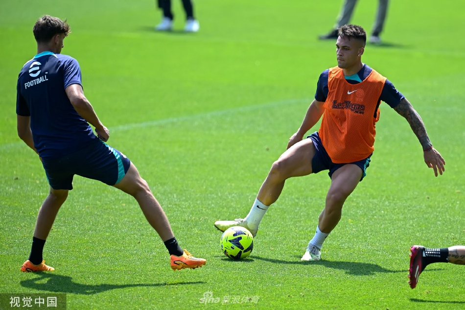 科莫训练基地上，国际米兰球员围成一圈进行紧张的战术部署，主教练小因扎吉正在中央进行最后的赛前指导