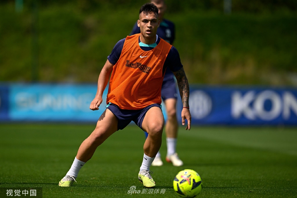 后卫巴斯托尼在训练中高高跃起争顶头球，展现后防线扎实的空中防守能力