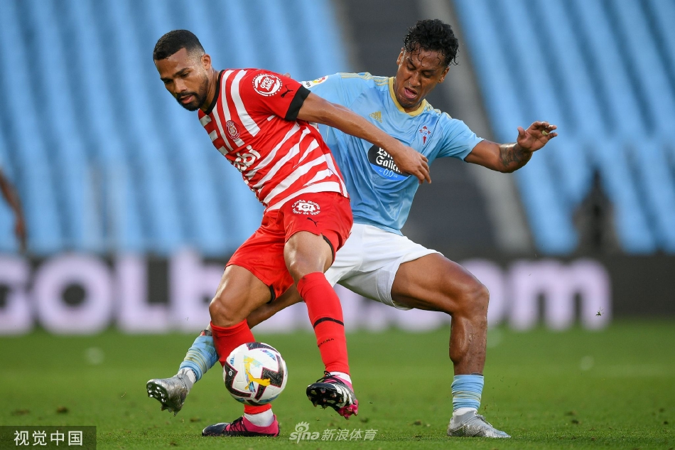 比赛激烈拼抢中，赫罗纳球员齐甘科夫带球突破，塞尔塔后卫加兰紧随其后伸脚拦截，两人身体对抗激烈