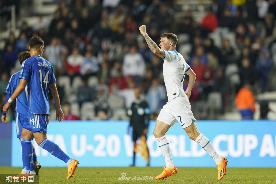 赛后，英格兰球员神情落寞，瘫坐在草地上，与远处欢庆的意大利队形成鲜明对比。