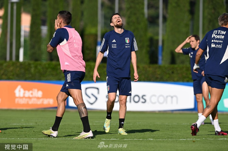 训练结束后，球员们三三两两走向场边，一边交流一边放松，夕阳为他们的身影镀上了一层金色的光晕。