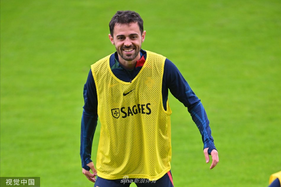 训练结束后，葡萄牙全队围成一圈相互鼓舞，展现出了强大的团队凝聚力与战斗精神