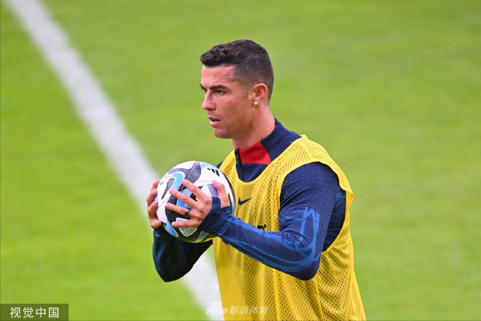 球队进行分组对抗训练，双方球员在中场展开激烈拼抢，战术对抗强度接近实战