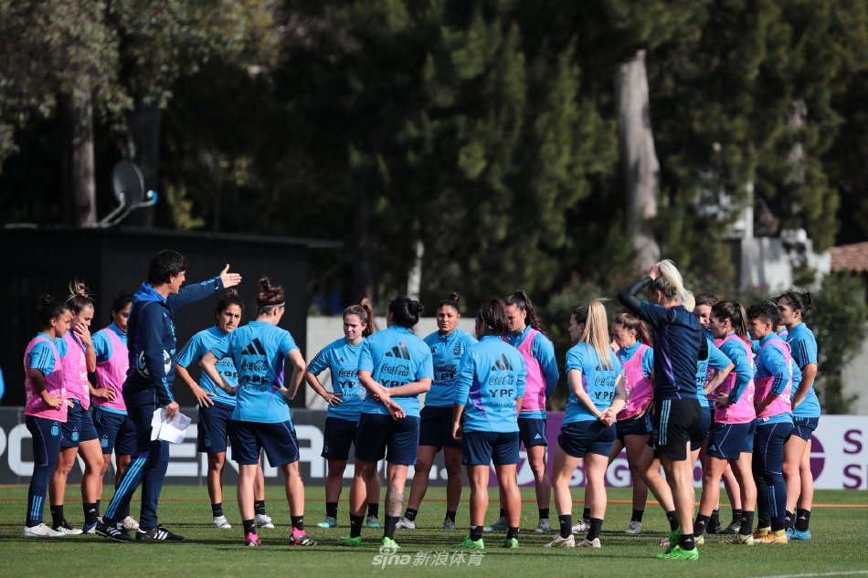 门将飞身跃起单掌托出来势汹汹的射门，身体在空中极致舒展，宛如一道守护球门的最后闪电。