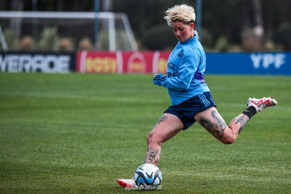 中场核心在对抗训练中轻盈摆脱防守，眼神锐利如鹰隼，正寻找着向前输送致命一击的最佳线路。