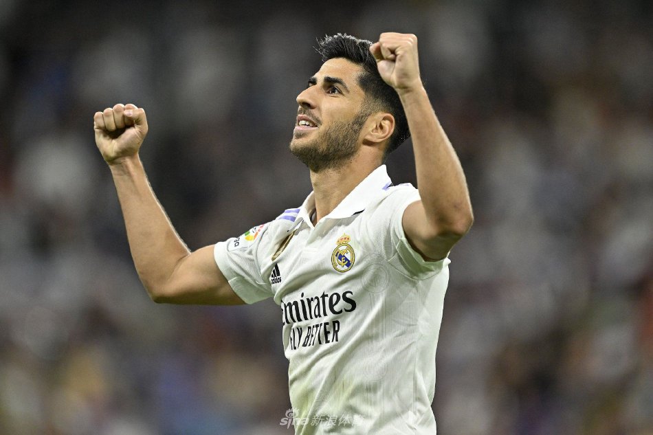 阿森西奥在签约后仔细阅读合同条款，神情专注而认真