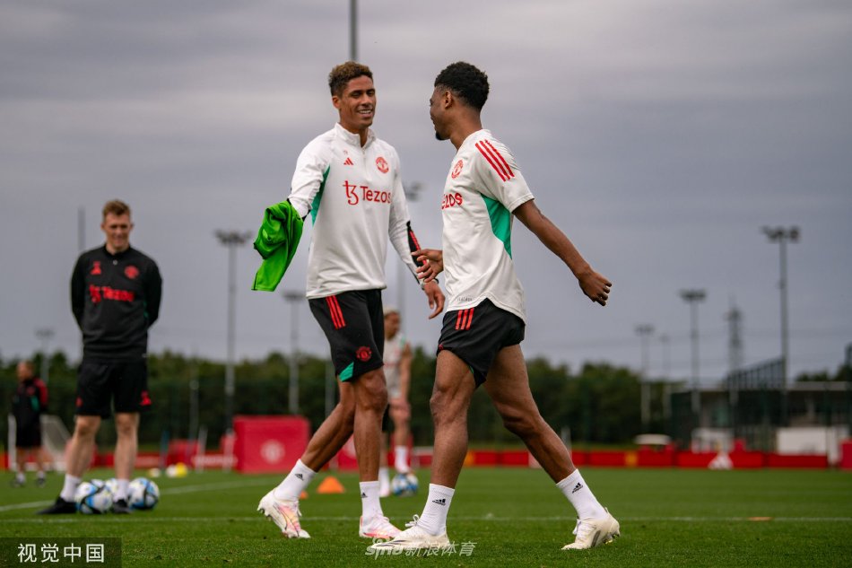 首次训练课结束后，芒特走向场边，神情专注且坚定，预示着他在曼联的崭新征程