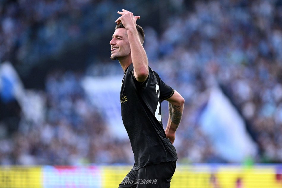 他深情抚摸拉齐奥队徽，那一抹天蓝色已深深烙印在他的职业生涯与青春记忆之中