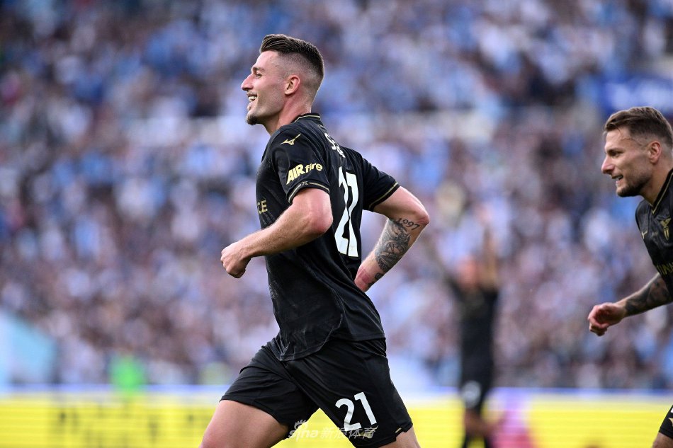 他站在空旷的球场中央向看台挥手，仿佛在与每一位蓝鹰球迷做最后的无声告别