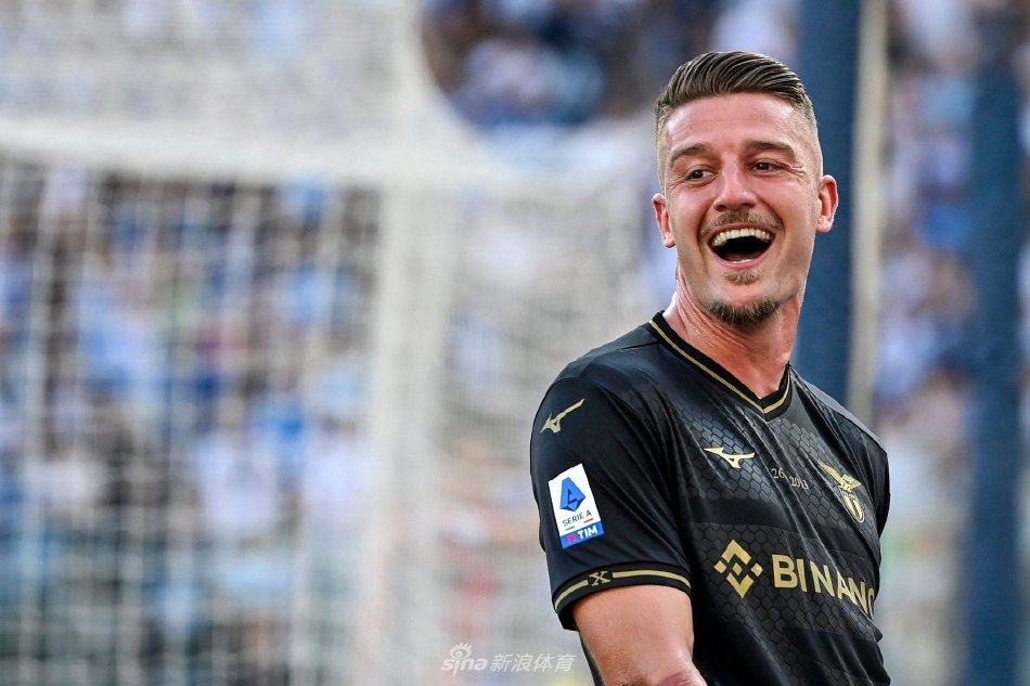 塞尔维亚人手持利雅得新月的球衣，与俱乐部官员握手合影，标志职业生涯新旅程正式开启