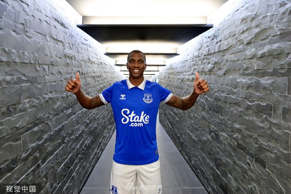 阿什利·扬在埃弗顿主场古迪逊公园球场驻足凝望，蓝衣背景衬托出他对新主场的归属感。