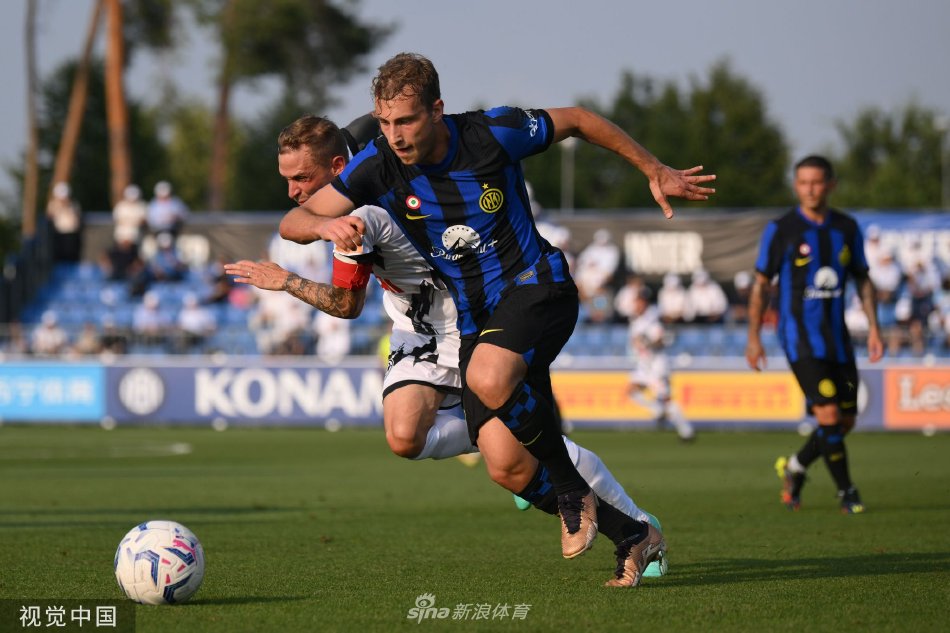 比赛结束后，国际米兰全队球员肩搭着肩，一同走向客队看台，向远道而来的忠实球迷们致谢