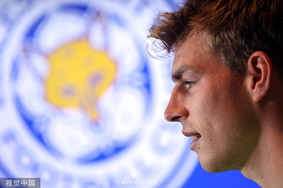 赫尔曼森在新闻发布会上认真倾听提问，表情专注而沉稳