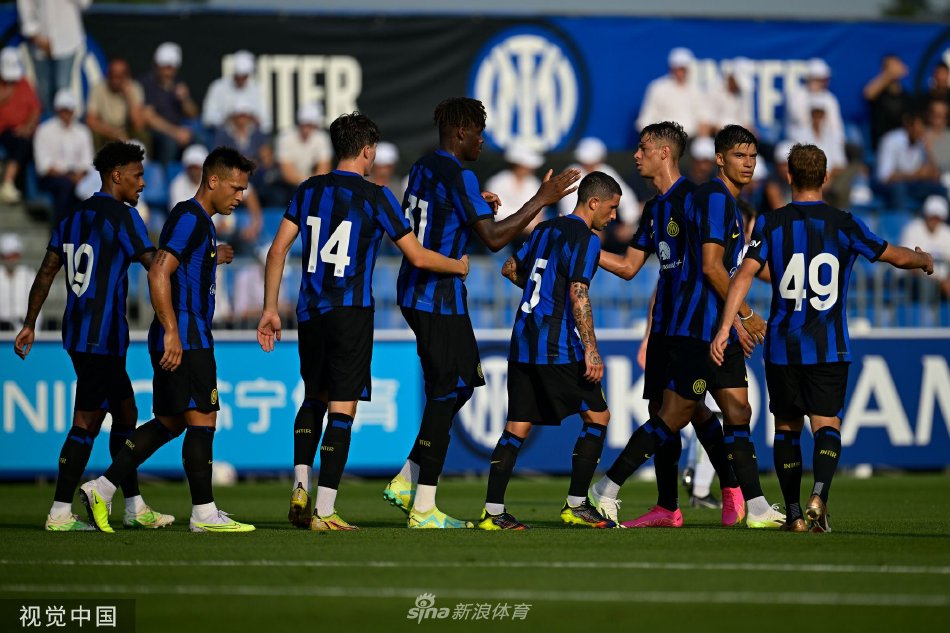 森西在攻入球队第二球后，紧握双拳仰天怒吼，尽情释放内心的激情与喜悦