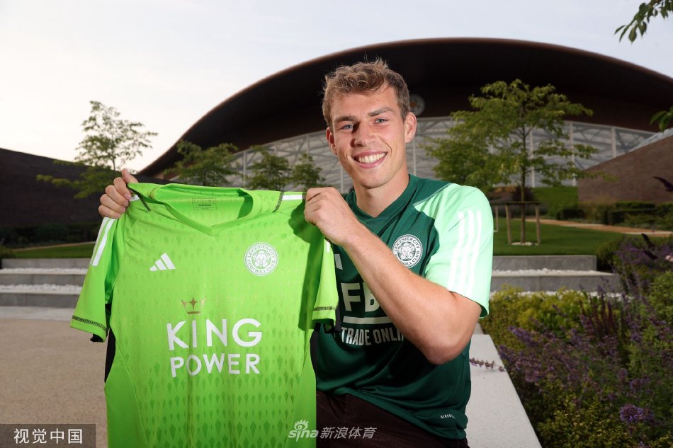 赫尔曼森身着莱斯特城训练服进行守门练习，动作舒展专业