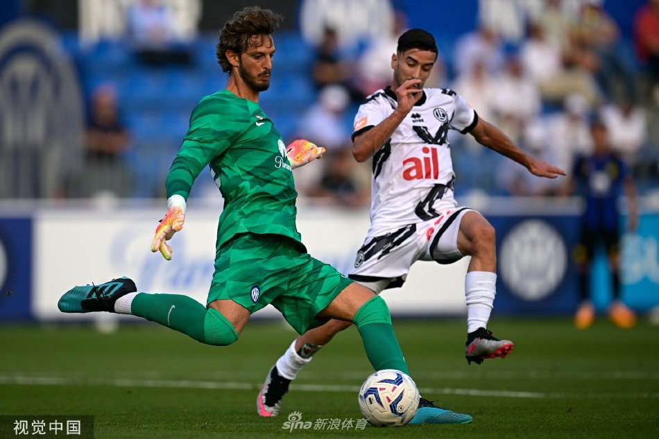 小将埃斯波西托进球后奔向角旗区滑跪庆祝，脸上洋溢着青春而灿烂的笑容，身后是赶来一同庆祝的队友